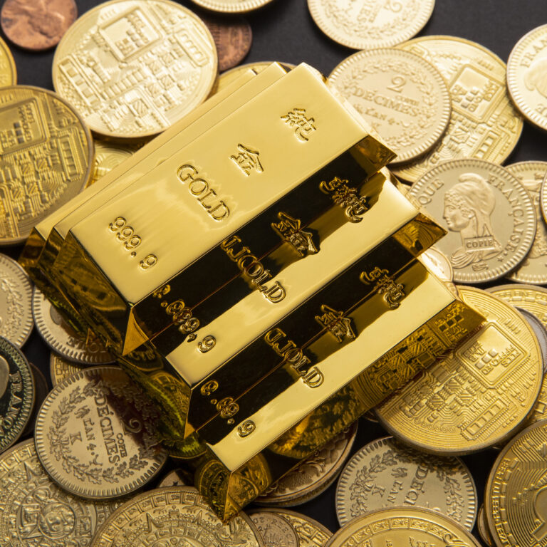 Goldbarren und Münzen als Symbol für aktuelle Edelmetallwerte