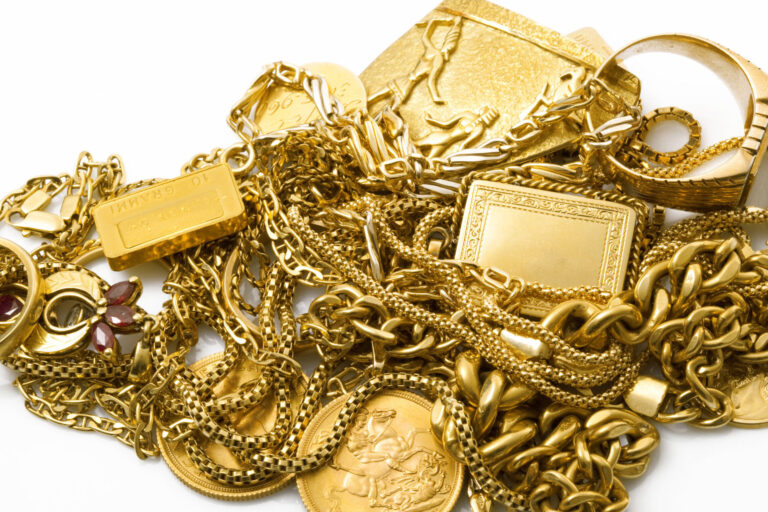 Goldketten, Ringe und Schmuckstücke